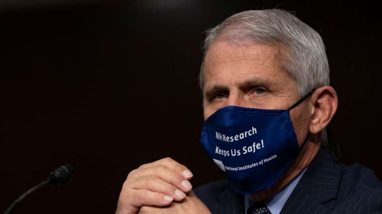 Φάουτσι: Η μετάλλαξη Ομικρον σαρώνει τον κόσμο - Τα ταξίδια αυξάνουν τον κίνδυνο μόλυνσης