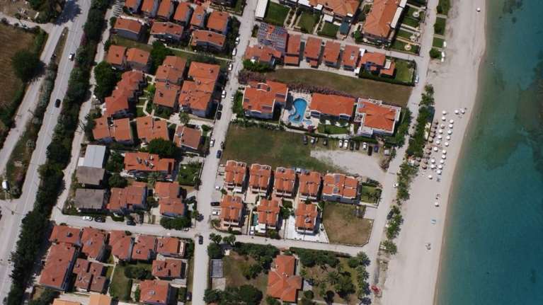 Κύκλωμα πολεοδομιών στη Χαλκιδική: Υπάλληλος παραδέχτηκε ότι έπαιρνε "γρηγορόσημο" - Ελεύθερος με εγγύηση 100.000 ευρώ