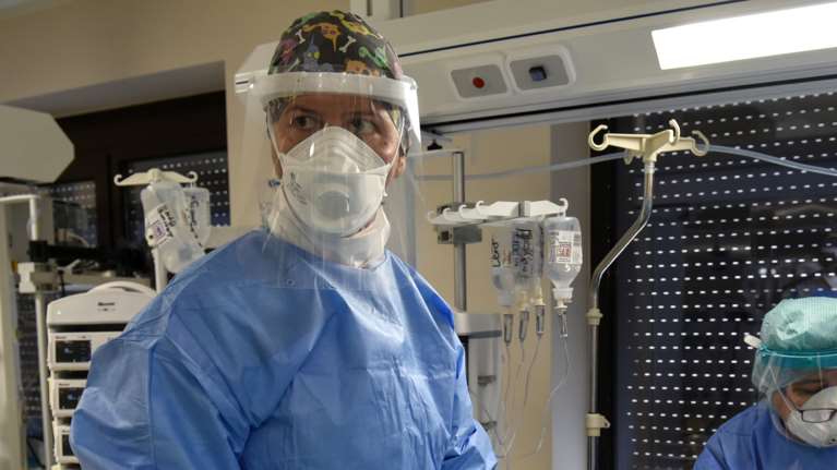 &quot;Στενάζουν&quot; τα νοσοκομεία της Αττικής: Νέο ρεκόρ διασωληνωμένων ασθενών με κορονοϊό εκτός ΜΕΘ