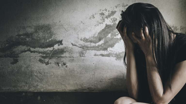 Φρίκη στο Λαύριο: 33χρονος βίαζε τη θετή του κόρη - Εκμεταλλευόταν τις ώρες που έλειπε η μητέρα της ανήλικης