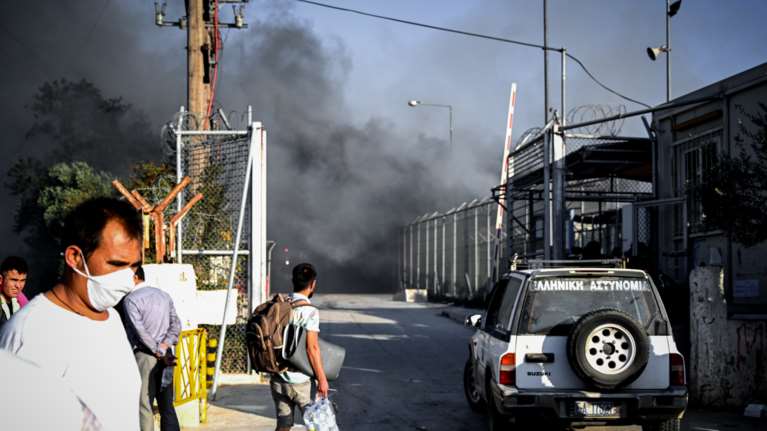 Δύο νέες φωτιές στο ΚΥΤ της Μόριας - Πυκνοί καπνοί από τις πυρκαγιές στην περιοχή [βίντεο]