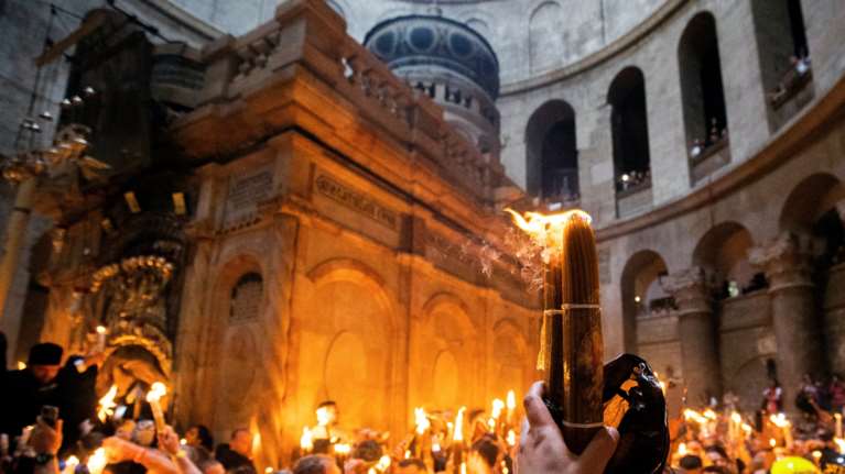 Στις 19:30 στο &quot;Ελ. Βενιζέλος&quot; το Άγιο Φως - Πώς θα φτάσει σε κάθε γωνιά της Ελλάδας