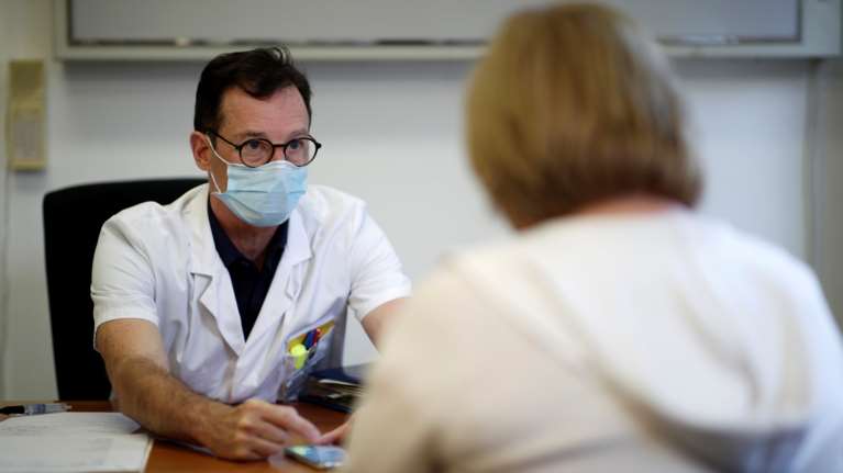 Κορονοϊός: Γάλλοι επιδημιολόγοι δεν αποκλείουν και όγδοο κύμα της πανδημίας - Σε άνοδο οι δείκτες