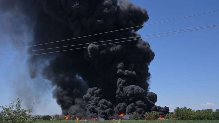 Λάρισα: Μεγάλη φωτιά σε εργοστάσιο ανακύκλωσης - Μαύρισε ο ουρανός από τους καπνούς - 112 να παραμείνουν σπίτι οι κάτοικοι
