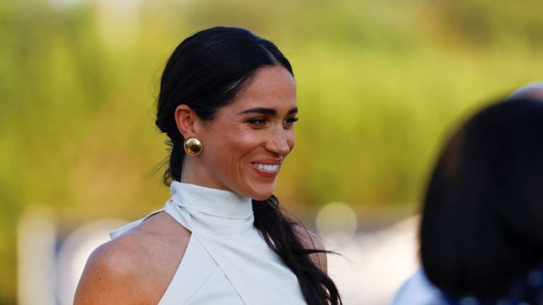Η Μέγκαν έμεινε ξυπόλητη: Η εμφάνιση στον αγώνα πόλο και τα ακατάλληλα παπούτσια που δεν άντεξε να φοράει