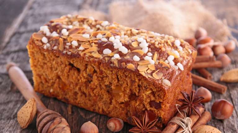 Συνταγή για φθινοπωρινό κέικ με μπαχαρικά, φρούτα και σοκολάτα - Χωρίς μίξερ