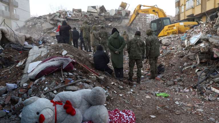 Ξεπέρασαν τους 16.000 οι νεκροί από τον σεισμό σε Τουρκία και Συρία: Σε πάρκινγκ νοσοκομείου στοιβάζουν τα πτώματα