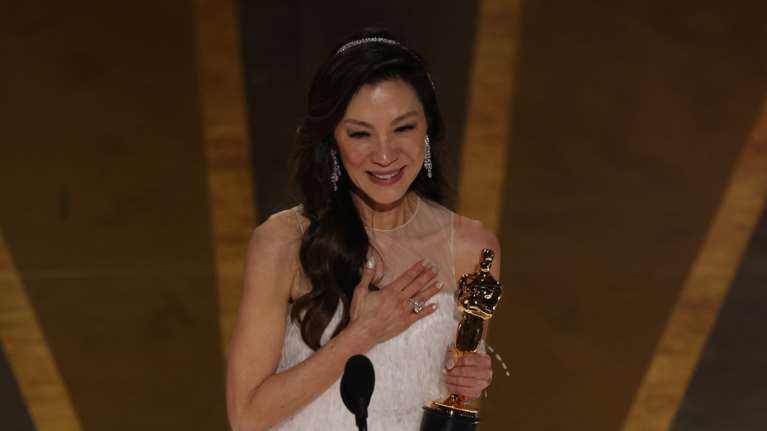 Η Μισέλ Γιο έγραψε ιστορία: Η πρώτη Ασιάτισσα που πήρε Οσκαρ - "Μην αφήσετε ποτέ κανέναν..." [βίντεο]
