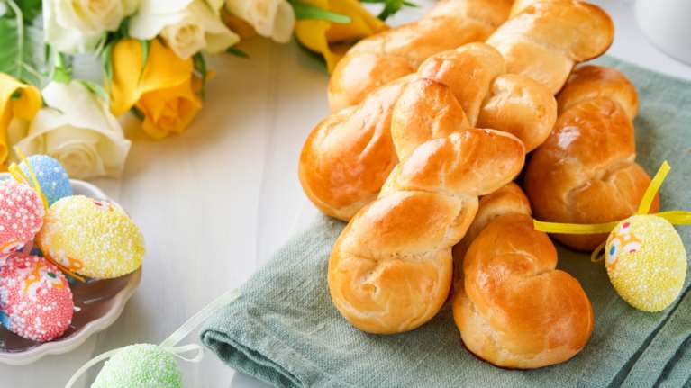 Συνταγές για τα πιο γευστικά και τραγανά πασχαλινά κουλουράκια από δύο πασίγνωστους σεφ