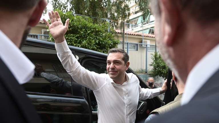 Δεν φεύγει ούτε μετά από νέα ήττα - Το μήνυμα του Αλέξη Τσίπρα, οι σκέψεις για παραίτηση και η επόμενη ημέρα