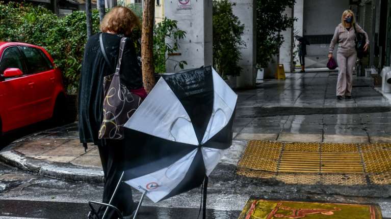 Αλλάζει ραγδαία ο καιρός: Βαρομετρικό χαμηλό φέρνει πτώση θερμοκρασίας, καταιγίδες και ισχυρούς ανέμους