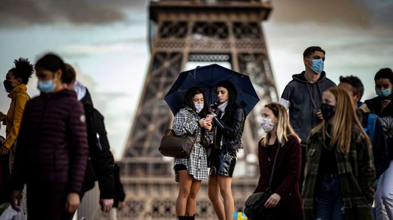 Πιο κοντά στο lockdown η Γαλλία: 27.613 ασθενείς με κορονοϊό στα νοσοκομεία - &#39;Εκλεισαν τα εμπορικά κέντρα