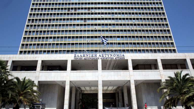 Αιματηρή ληστεία σε ενεχυροδανειστήριο της Αθήνας – Με τραύματα στους πνεύμονες υπάλληλος που μαχαιρώθηκε