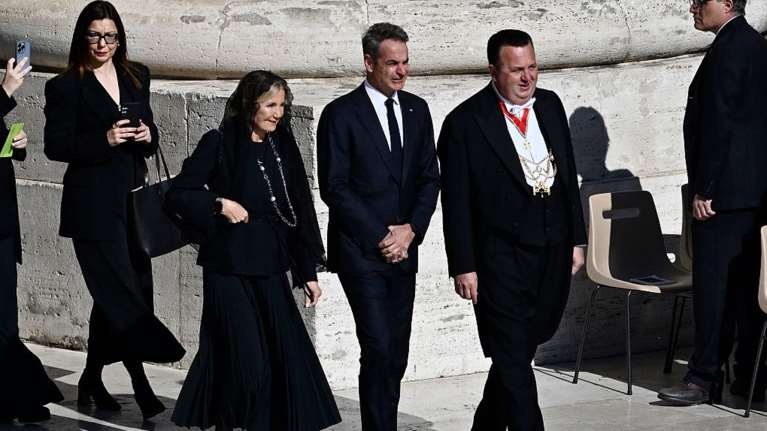 Κηδεία Πάπα Φραγκίσκου: Στην πλατεία του Αγίου Πέτρου ο Κυριάκος Μητσοτάκης με τη σύζυγό του  Μαρέβα Γκραμπόφσκι