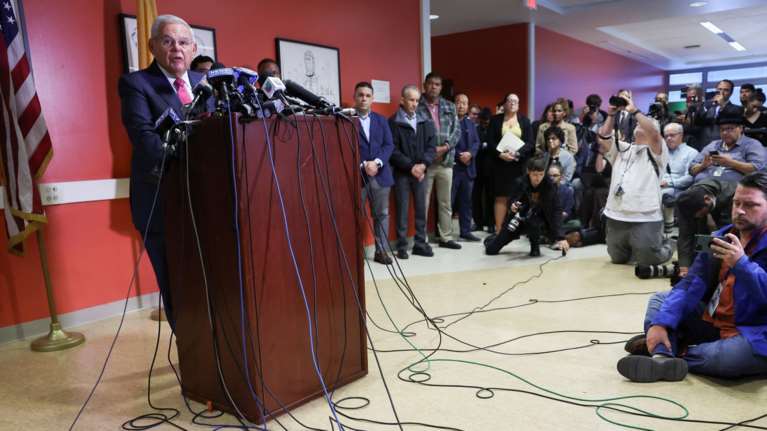 Δεν παραιτείται ο Μενέντεζ μετά τις κατηγορίες για δωροδοκία: Όχι μόνο θα αθωωθώ αλλά θα είμαι ακόμη γερουσιαστής