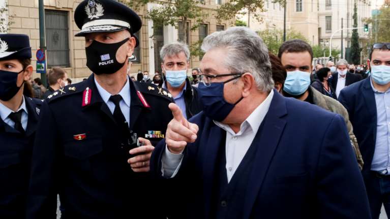 Απίστευτο: Ο Κουτσούμπας ωρύεται στους αστυνομικούς - &quot;Εσείς κολλάτε κορονοϊό&quot; [Βίντεο]