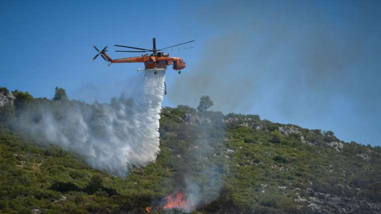 Κοζάνη: Αναζωπυρώθηκε λόγω των ανέμων η φωτιά στα Λιβερά - Τι έχουν να αντιμετωπίσουν οι πυροσβέστες