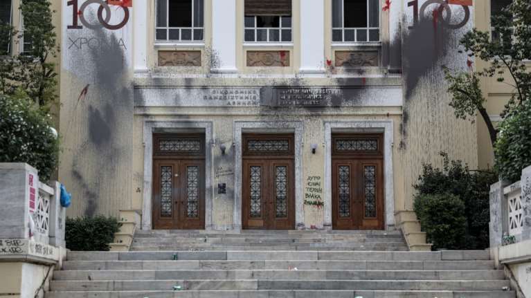 Επίθεση στον πρύτανη της ΑΣΟΕΕ - Ρεσιτάλ φασισμού από τους δράστες: &quot;Xτύπα έναν, να φοβηθούν εκατό’’
