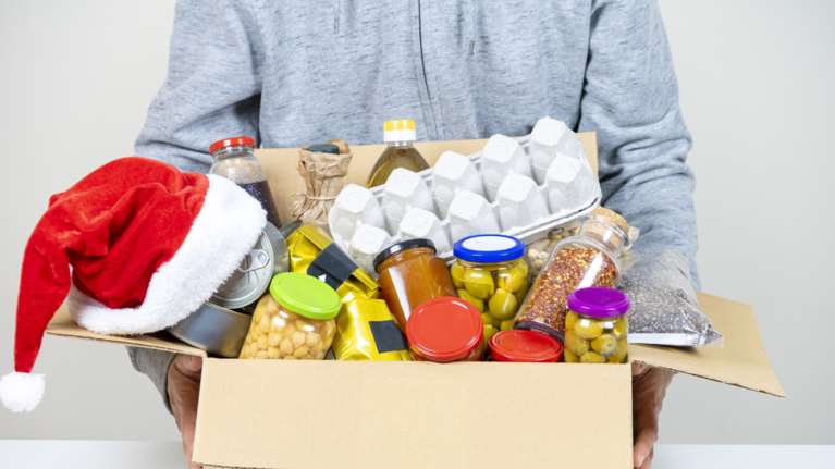 Αυτά τα προϊόντα θα περιλαμβάνει το &quot;εορταστικό καλάθι&quot; - Πότε θα είναι διαθέσιμο στα σούπερ μάρκετ, πόσο θα διαρκέσει