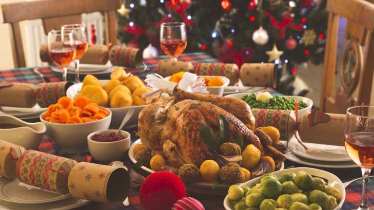 Τσιμπημένες οι τιμές στο φετινό χριστουγεννιάτικο τραπέζι - Πόσο θα κοστίσουν κρεατικά, ποτά και γλυκά