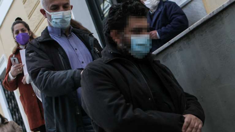 Προφυλακιστέος ο σάτυρος ιερέας για τον βιασμό 14χρονης: &quot;Με κατήγγειλε επειδή επηρεάστηκε από τη σειρά 13 reasons why&quot;