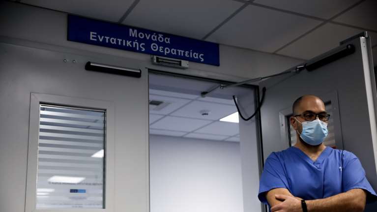 Ποια είναι τα συμπτώματα της νέας παραλλαγής του κορονοϊού - Πώς &quot;κολλάει&quot; ο στρεπτόκοκκος