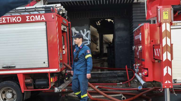 Μεγάλη φωτιά σε νυχτερινό κέντρο της Πειραιώς [εικόνες - βίντεο]