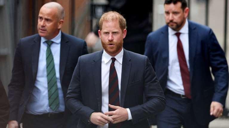 Ο πρίγκιπας Χάρι επιστρέφει στο Λονδίνο για πρώτη φορά χωρίς αστυνομική προστασία - Ανήμερα της επετείου θανάτου της Ελισάβετ