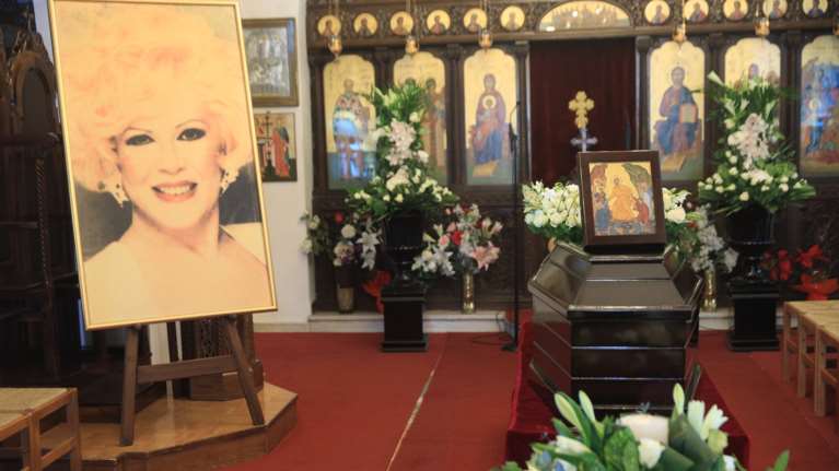 Καίτη Γκρέυ: Ξεκίνησε το λαϊκό προσκύνημα – Συγκίνηση στο τελευταίο αντίο [εικόνες - βίντεο]