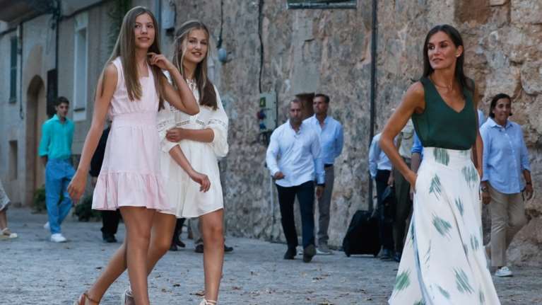 Η Λετίσια διδάσκει στιλ και οι κόρες της ακολουθούν: Τα summer looks στη Μαγιόρκα