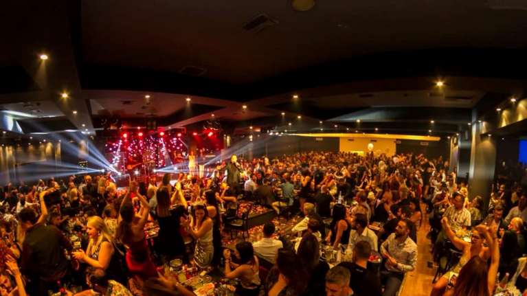 Κακοκαιρία Μπάλλος: Ζημιές στο κέντρο διασκέδασης όπου τραγουδάνε Πανταζής και Αδαμαντίδης