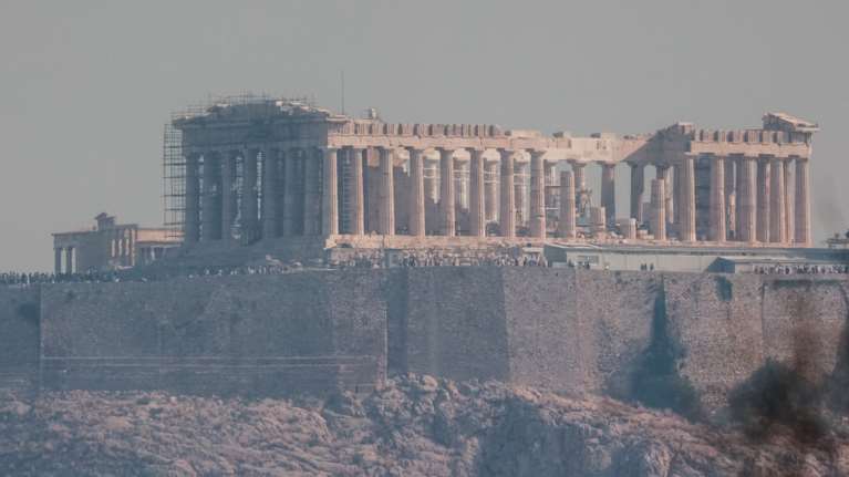 &quot;Πνιγμένη&quot; στον καπνό η Αθήνα από τη φωτιά στην Πάρνηθα- Αποπνικτική η ατμόσφαιρα [εικόνες]