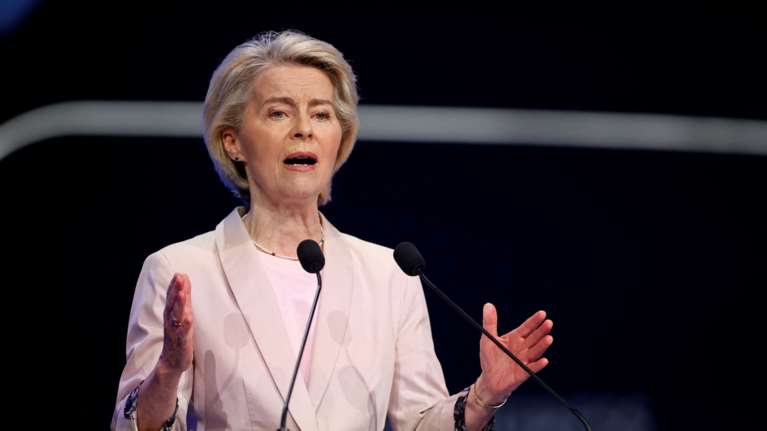 Pfizergate: "Χαστούκι" στη Φον ντερ Λάιεν από το Ευρωδικαστήριο - Να δημοσιοποιήσει τα SMS με Μπουρλά για τα εμβόλια κορονοϊού