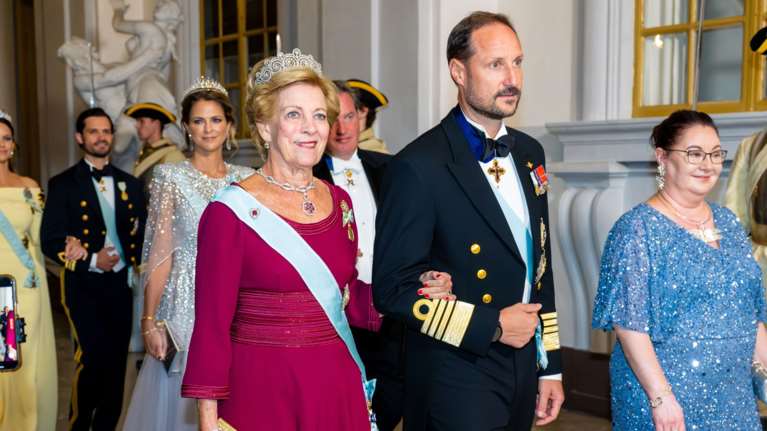 Εκθαμβωτική στο royal dinner της Σουηδίας η Άννα Μαρία: Η τιάρα με τη μεγάλη ιστορία, τα κοσμήματα και το burgundy φόρεμα