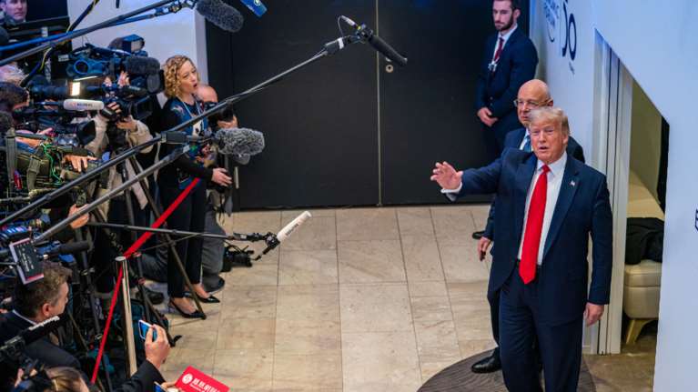 Δημοσκόπηση &quot;κόλαφος&quot; για Τραμπ: Στα τάρταρα η δημοτικότητα του λόγω κορονοϊού - 10 μονάδες μπροστά ο Μπάιντεν