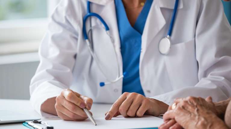 Πρεμιέρα την Τρίτη για τη γραμμή υγείας 1566: Τι μπορούμε να ρωτάμε για ραντεβού, γιατρούς, εξετάσεις