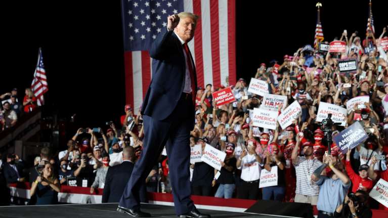 Ντόναλντ Τραμπ: Θα φιλήσω όλο τον κόσμο, έχω ανοσία - Σε παραλήρημα στη Φλόριντα