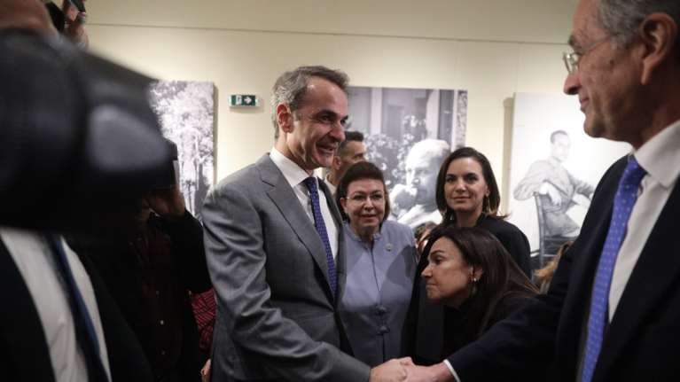 Η χλιαρή χειραψία Μητσοτάκη - Σαμαρά δεν κρύβει την παγωμάρα στη σχέση τους - Τι συνέβη χθες στο σπίτι του Ελύτη
