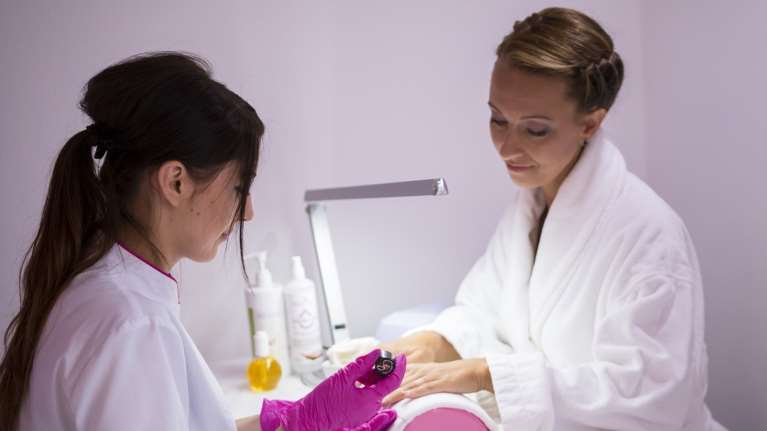 Γιατί κομμώτριες, αισθητικοί και λογίστριες μπορεί να διατρέχουν αυξημένο κίνδυνο καρκίνου των ωοθηκών