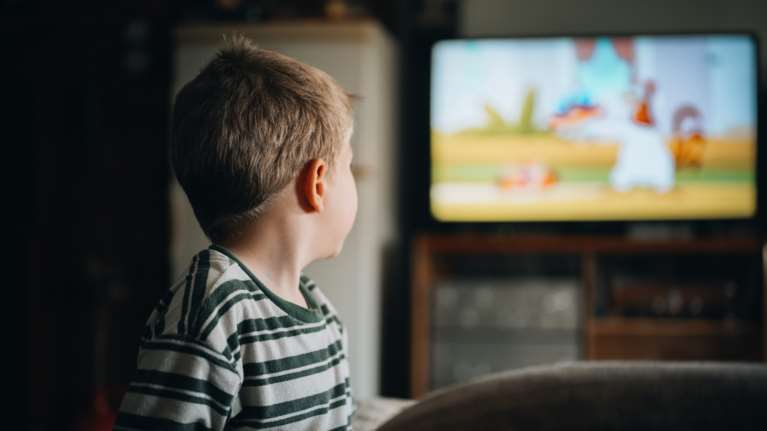 Η πραγματική ζημιά που κάνουν οι οθόνες στα παιδιά - Γιατί να μην κάνουμε την τηλεόραση &quot;νταντά&quot;