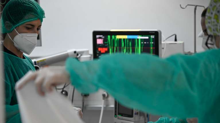 Θεσσαλονίκη: Διασωληνωμένο στο Ιπποκράτειο το αγοράκι που καταπλακώθηκε από καγκελόπορτα