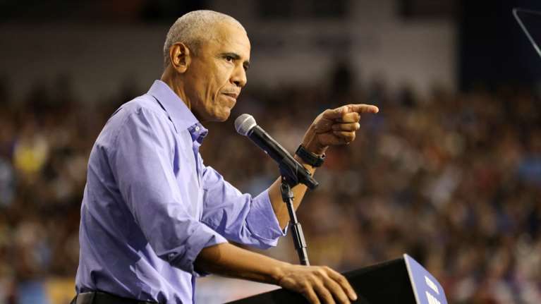 ΗΠΑ: Πώς ο Μπαράκ Ομπάμα προσπαθεί να πείσει τους άνδρες ψηφοφόρους να ψηφίσουν την Κάμαλα Χάρις