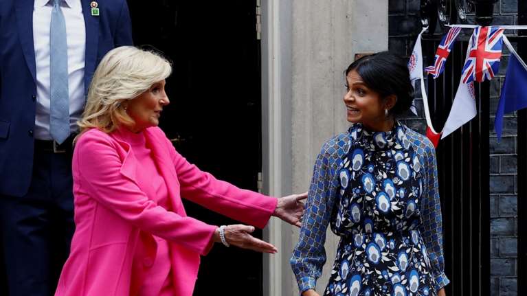 Γιατί δεν θα είναι στη στέψη του Καρόλου ο Μπάιντεν - Στη Ντάουνινγκ Στριτ η Πρώτη Κυρία των ΗΠΑ [εικόνες]