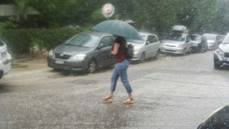 Έκτακτο δελτίο επιδείνωσης καιρού: Βροχές, καταιγίδες και χαλάζι μέχρι το απόγευμα - Ποιες περιοχές βρίσκονται στο επίκεντρο