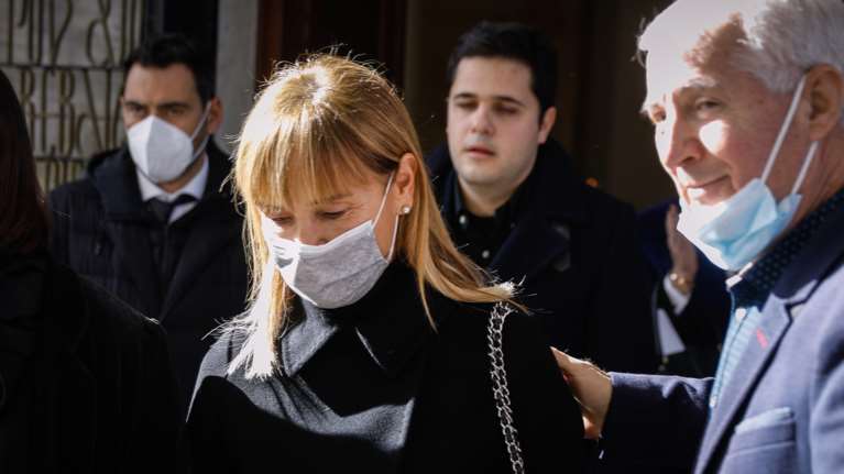 Κηδεία Αιμίλιου Ζαχαρέα: Συγκινημένη η κόρη του Μάρα, στο τελευταίο αντίο - Ποιοι έδωσαν το παρών [εικόνες]