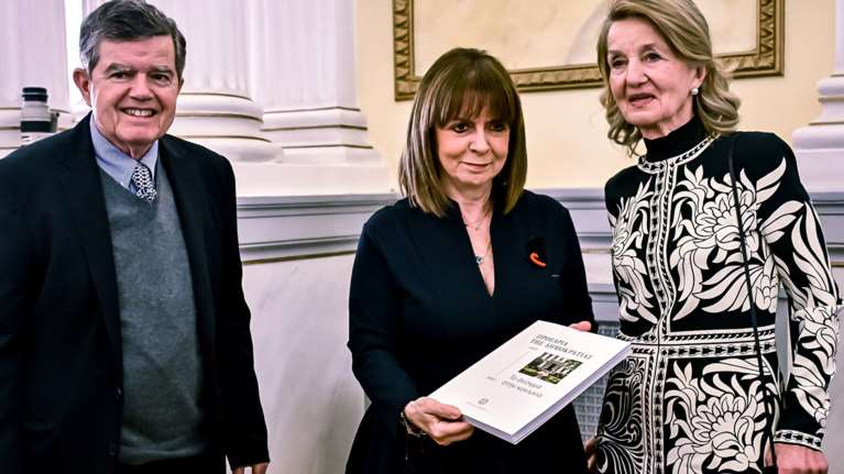 Ο αποχαιρετισμός της Κατερίνας Σακελλαροπούλου με ένα λεύκωμα για τα πέντε χρόνια στην Προεδρία της Δημοκρατίας