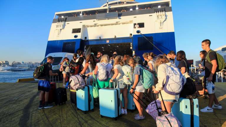 Ένας στους δύο Ελληνες δεν θα κάνει διακοπές φέτος - Απλησίαστα τα ακτοπλοϊκά και η διαμονή