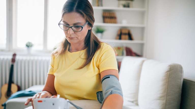 Αρτηριακή πίεση: 5 τροφές που βοηθούν στη μείωσή της και οι καλύτερες επιλογές για το καλοκαίρι