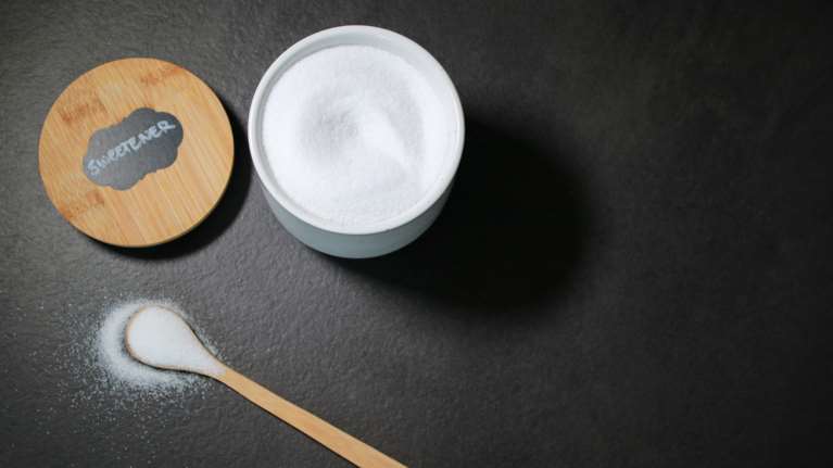 Τα επιστημονικά δεδομένα ξεκαθαρίζουν τον ρόλο των ολιγοθερμιδικών γλυκαντικών στη μείωση του σωματικού βάρους