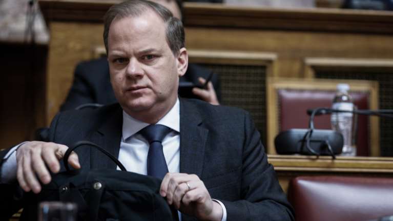 "Νεύρα" Καραμανλή για Κασσελάκη: Μην ενημερώνεστε από εκπομπές ελαφριάς ψυχαγωγίας - Να ζητήσετε προανακριτική για Τέμπη